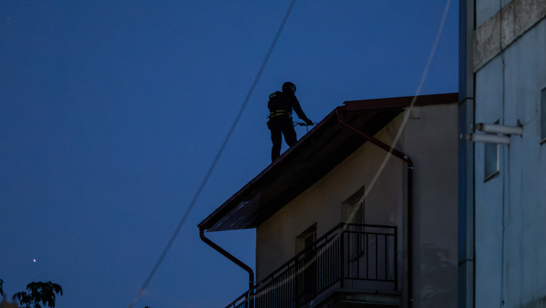 VIDEO  Bărbatul care și-ar fi omorât în bătaie fiul vitreg de trei ani a fost reținut. Firul tragediei, decesul a fost ținut secret