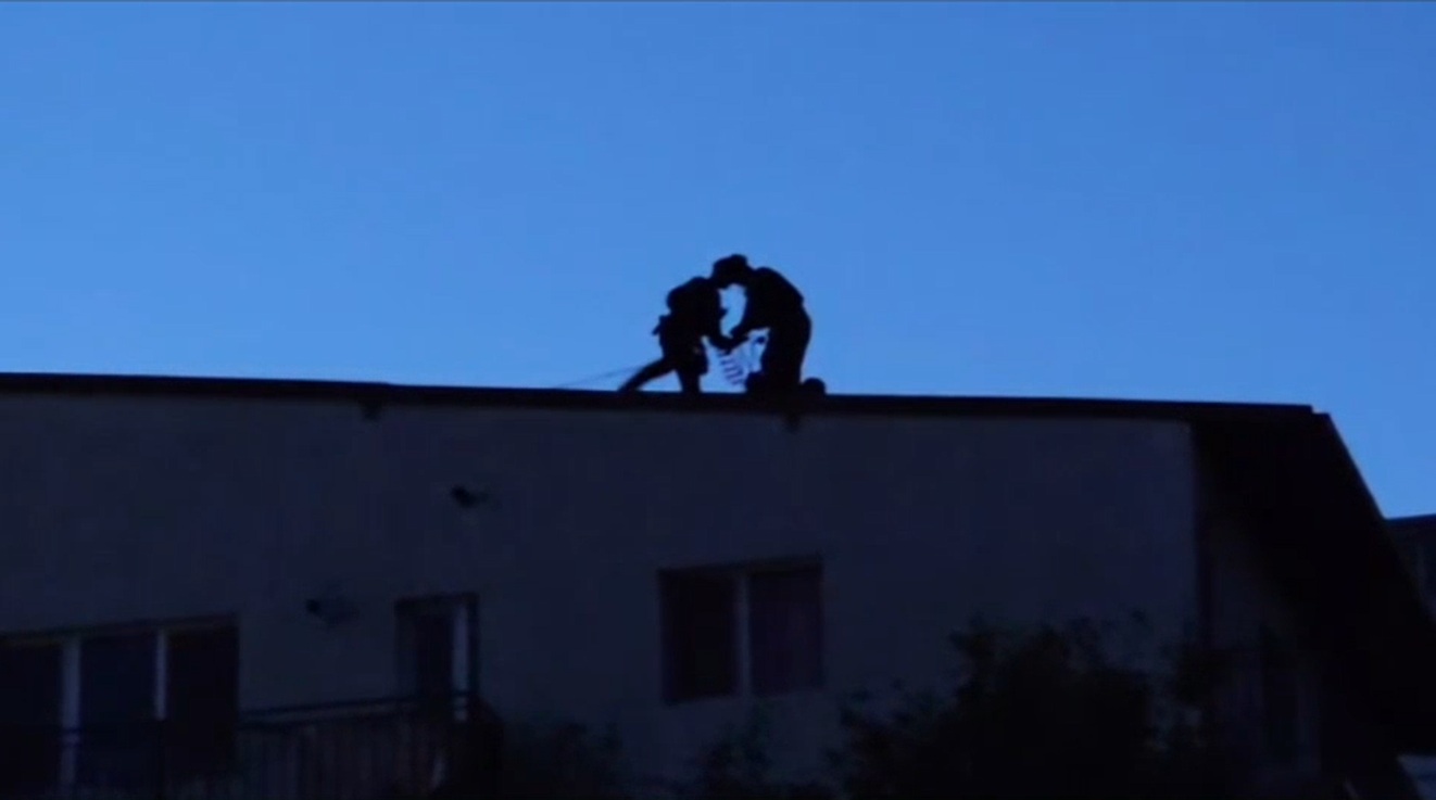 De ce a durat 13 ore intervenția poliției la bărbatul blocat în casă, în Otopeni. Momentul în care suspectul a fost capturat de mascați