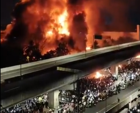 Trei persoane au murit într-un incendiu în timpul unei manifestaţii în orașul Makassar din Indonezia