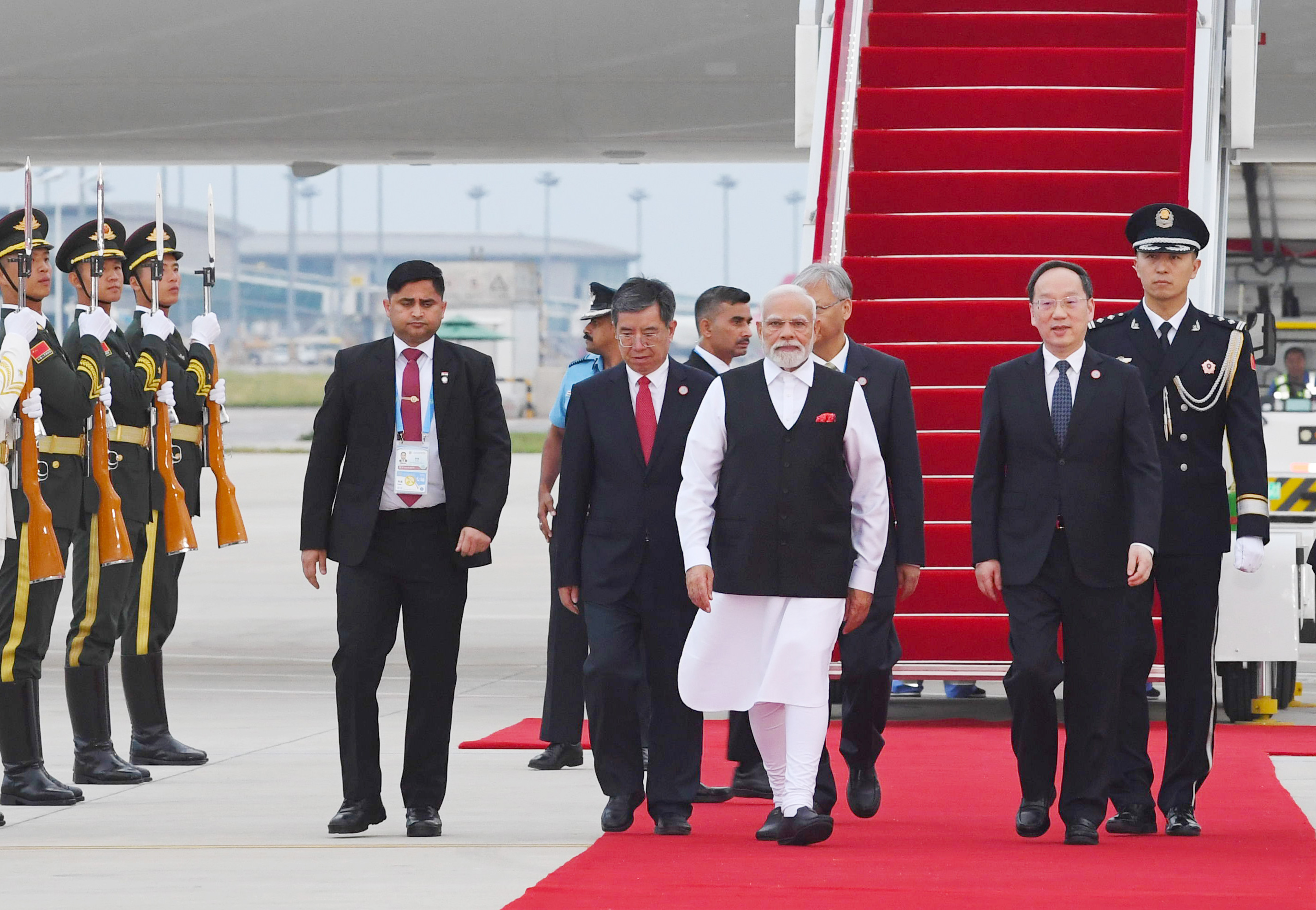 Narendra Modi, premierul Indiei, a ajuns în China pentru un summit regional, o premieră în ultimii 7 ani