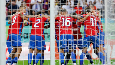 jucatorii de la fcsb se bucura dupa gol