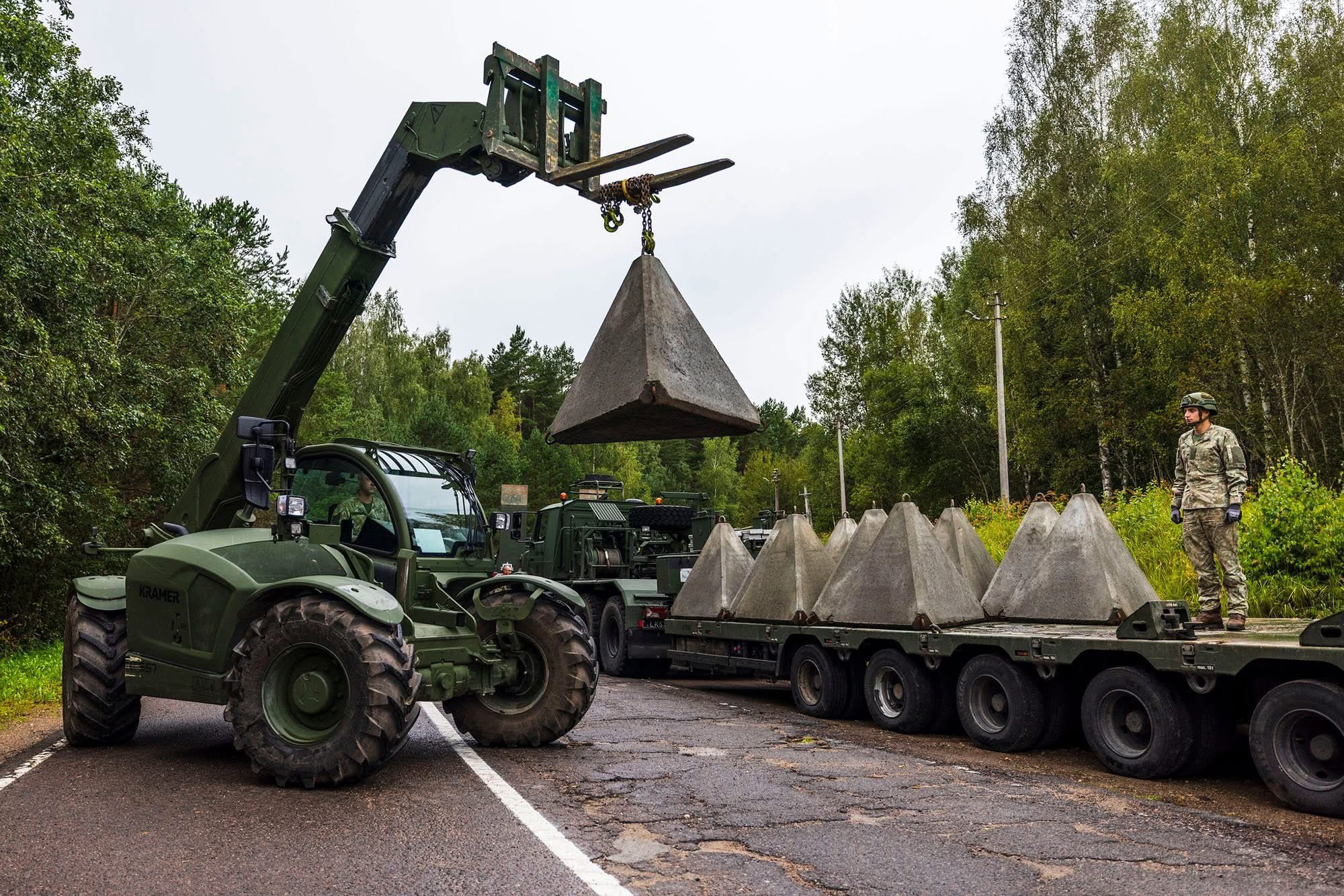 Lituania baricadează granița cu Belarus și exclava rusă Kaliningrad cu obstacole antitanc „dinți de dragon”