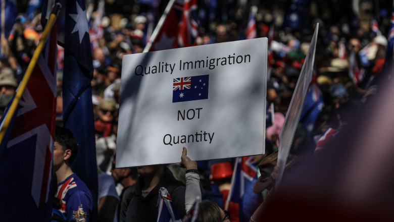 „Țara noastră e sufocată”: Mii de australieni protestează duminică împotriva imigrației