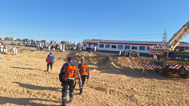 VIDEO&FOTO  Cel puţin trei morţi şi peste 100 de răniţi după deraierea unui tren în Egipt