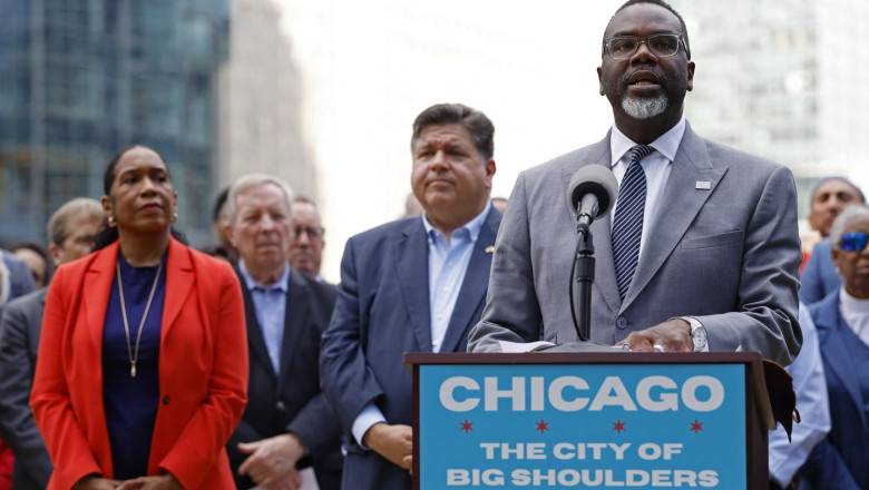 VIDEO  Primarul din Chicago îl sfidează pe Trump, care vrea să oprească imigraţia: „E scăpat de sub control”