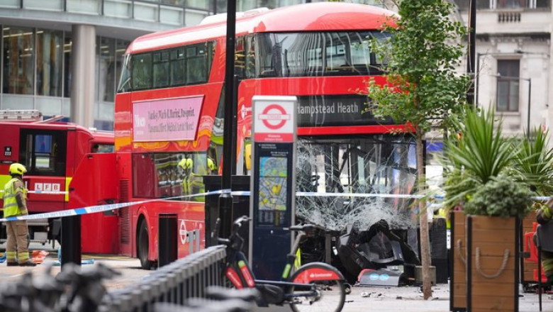Un autobuz supraetajat a intrat în pietonii de pe un trotuar din Londra. Mai multe persoane au fost rănite