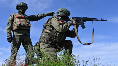 soldați ruși din infanteria marină fac instrucție în Murmansk