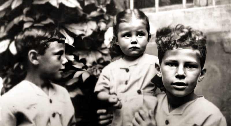 1942 ca , Piacenza , ITALY : The celebrated Fashion Designer GIORGIO ARMANI ( born 11 july 1934 ) when was a little boy aged 8 with older brother SERGIO and sister ROSANNA ( later married Camerana ) . Sons of Maria Raimondi and Ugo Armani . Unknown photog