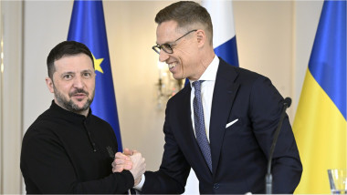 Volodimir Zelenski dă mâna cu Alexander Stubb