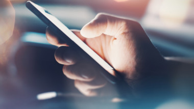 barbat care se uita pe telefonul mobil