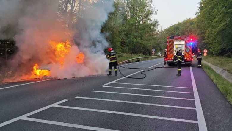 O mașină a luat foc în mers pe DN 17, județul Suceava. Flăcările au cuprins întreg vehiculul. Traficul este complet blocat