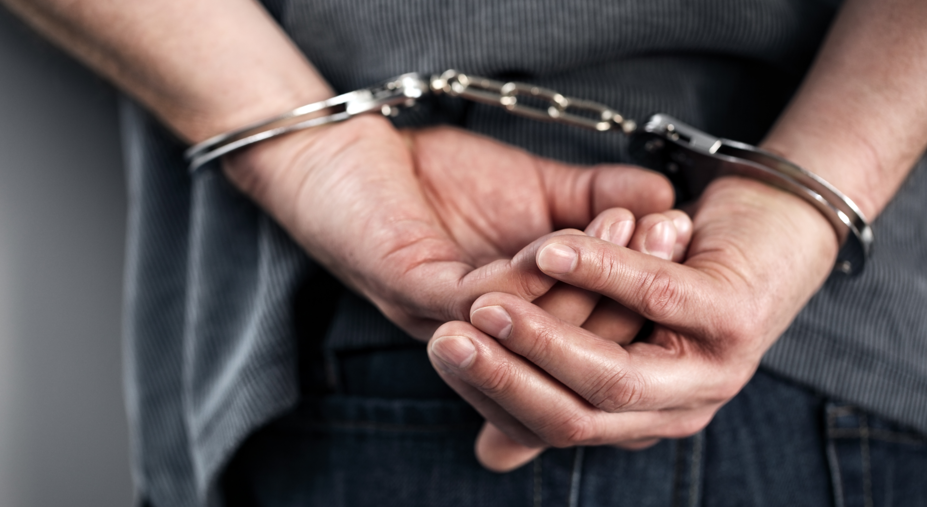 Poliţist reţinut, după ce a bătut o femeie pe care o plătise pentru sex şi i-a sustras banii. El a mai fost cercetat penal în trecut