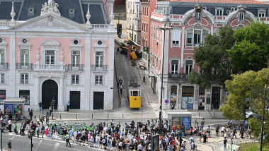 Tram derails In Lisbon killing 17 and injuring 20 people