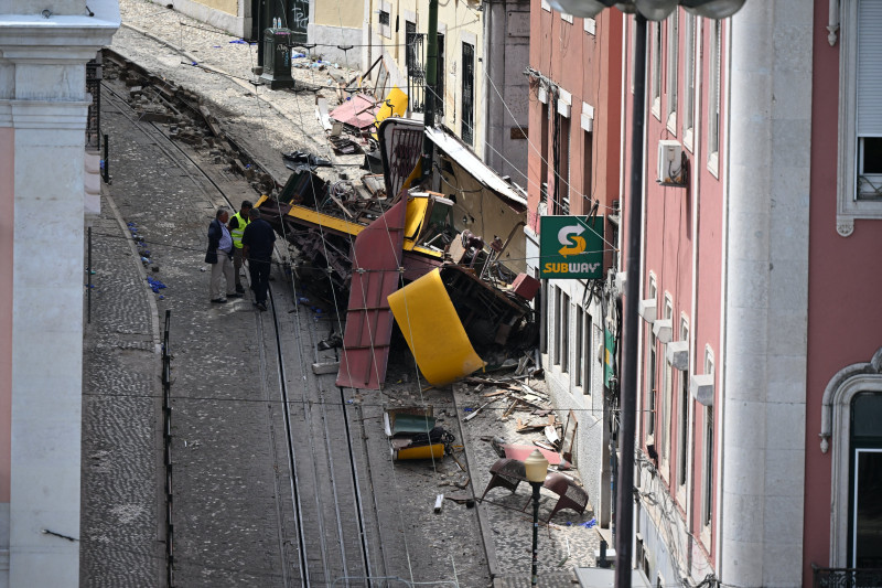 Tram derails In Lisbon killing 17 and injuring 20 people