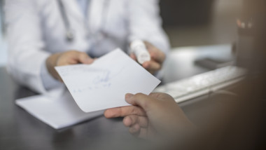 doctor da o reteta pacientului