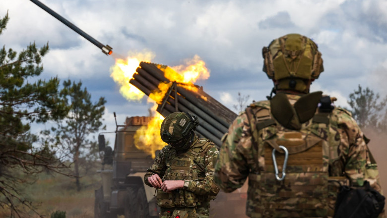 soldații ruși folosesc un lansator de rachete multiple în direcția Herson