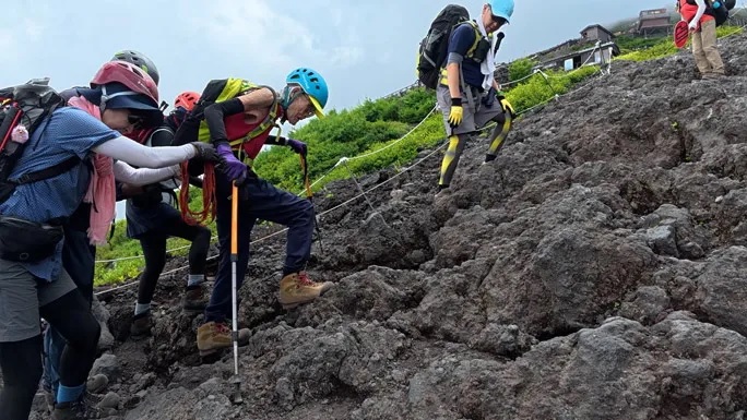 „E mai bine să escaladezi cât încă poți”. Povestea celui mai vârstnic alpinist care a cucerit Muntele Fuji la 102 ani