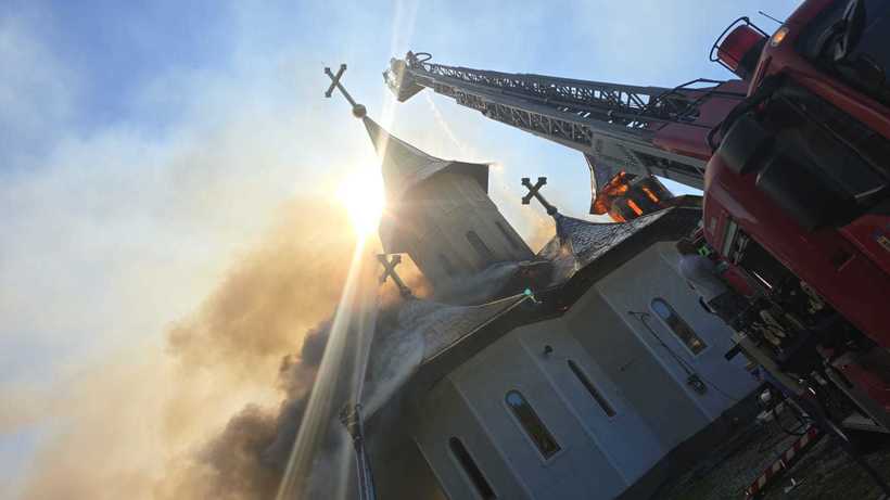 Incendiu puternic la turlele unei biserici din Suceava. Flăcările amenință întregul lăcaș de cult