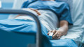 pacient intr-un pat de spital