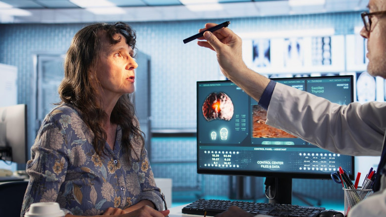 pacientă examinată de neurolog