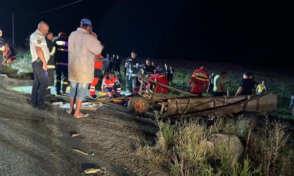 Accident grav: Doi bărbați au decedat după ce o autoutilitară a lovit o căruţă, în judeţul Iaşi. Calul care tracta atelajul a murit