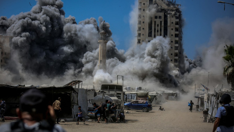 VIDEO  Momentul când un bloc turn de 14 etaje din Gaza se prăbușește după bombardamentele israeliene