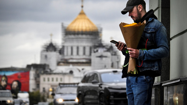 Moscova restricționează internetul mobil pentru „asigurarea securităţii”. Rușii rămân fără WhatsApp și YouTube