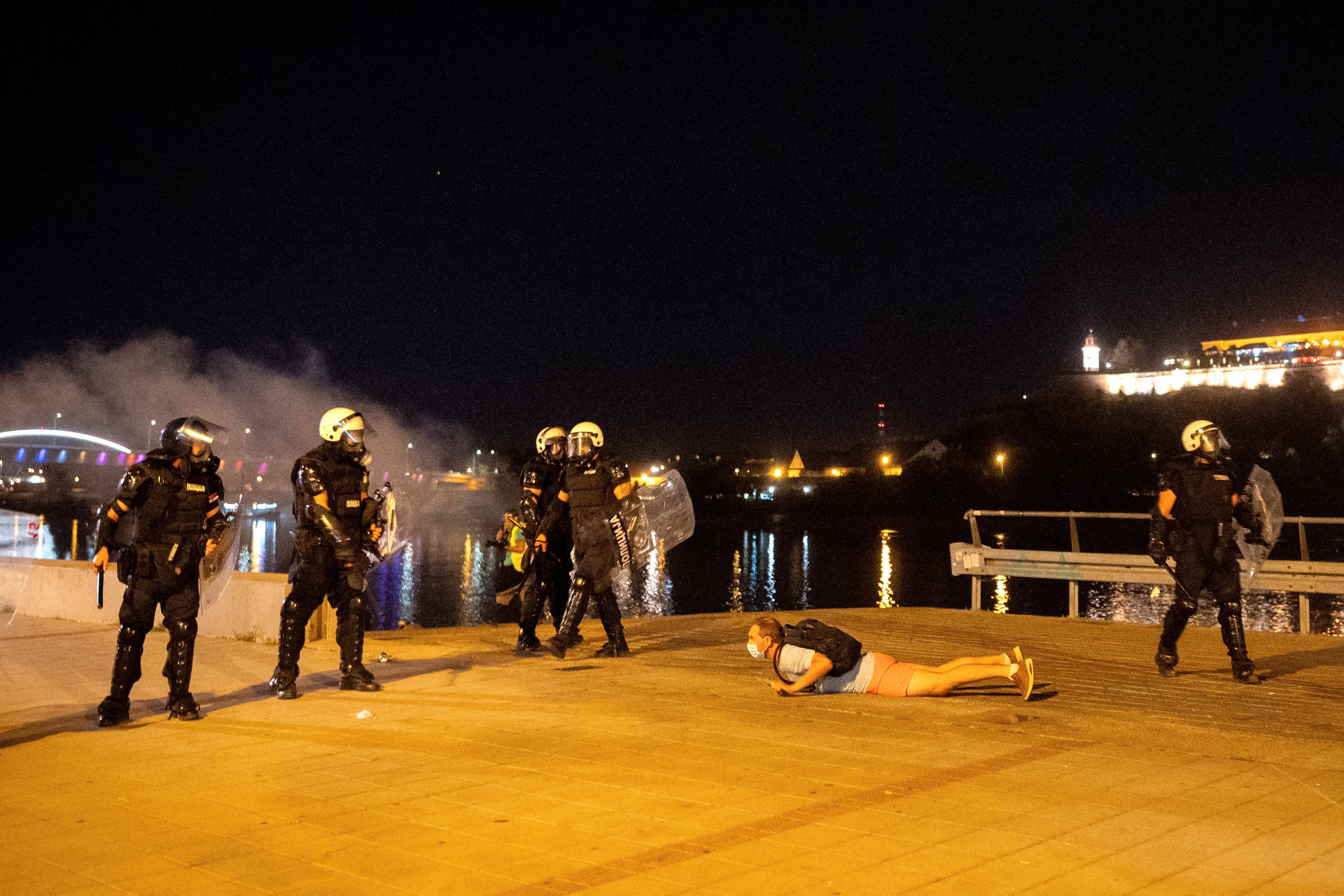 Proteste violente în Serbia: poliția a folosit gaze lacrimogene pentru dispersarea protestatarilor antiguvernamentali la Novi Sad