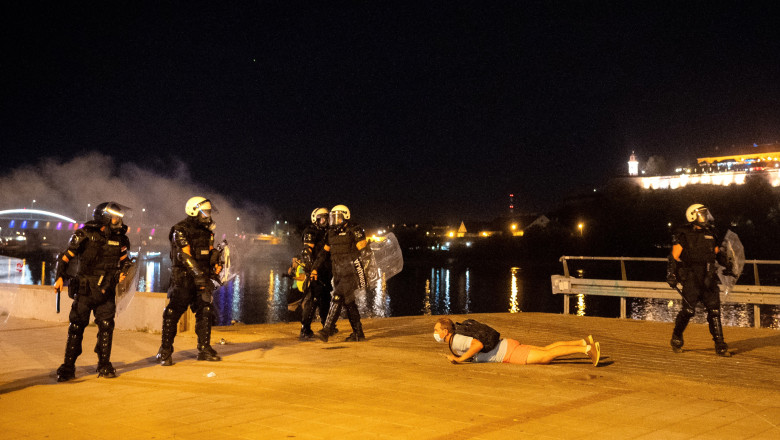 VIDEO  Proteste violente în Serbia: poliția a folosit gaze lacrimogene pentru dispersarea protestatarilor antiguvernamentali la Novi Sad