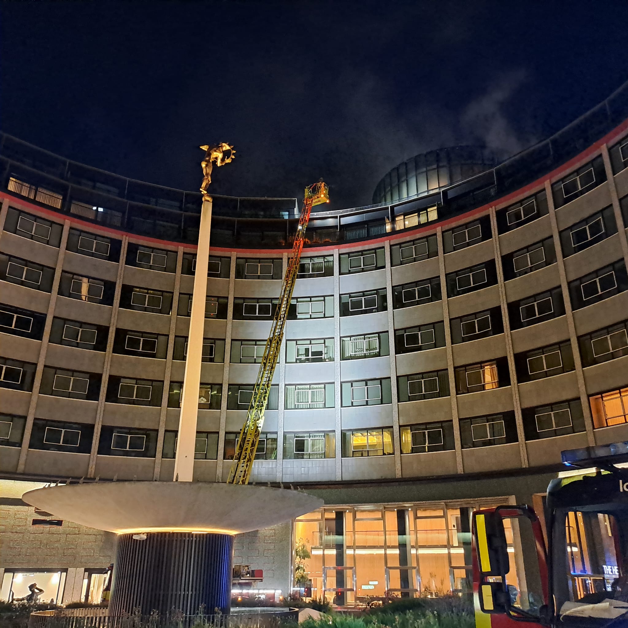 Incendiu puternic la Londra. Aproximativ 100 de pompieri intervin la o clădire cu 9 etaje din White City