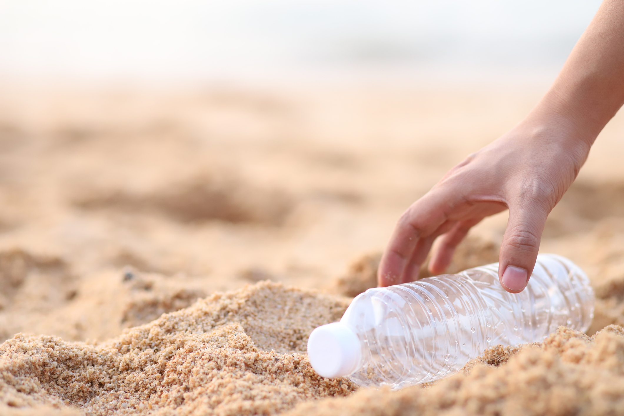 „Afacere” pe plajă: la cules de ambalaje reciclabile. Ce spun turiștii despre cei care adună sticlele de plastic