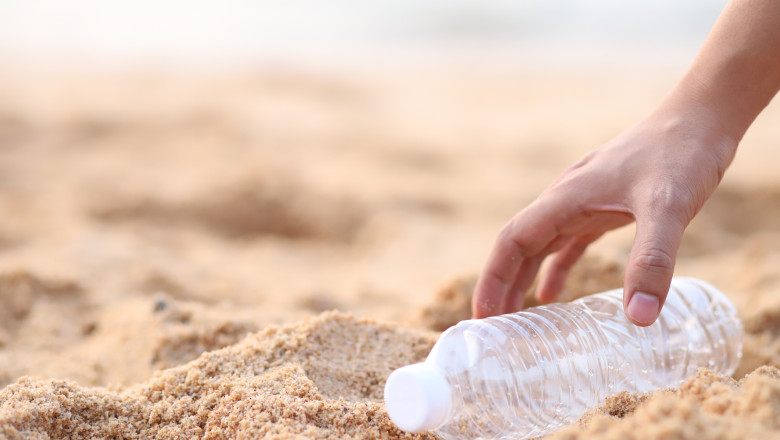 VIDEO  „Afacere” pe plajă: la cules de ambalaje reciclabile. Ce spun turiștii despre cei care adună sticlele de plastic