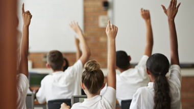 Alexandru Nazare e acuzat că are o firmă cu datorii de 1,7 milioane de lei. Cum se apără ministrul