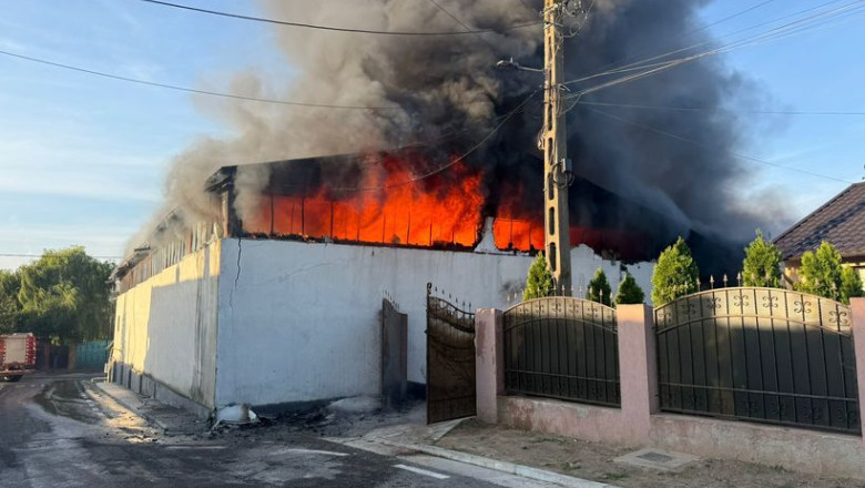 Incendiu în județul Galați: arde o hală din Șendreni, unde erau depozitate uleiuri și peleți