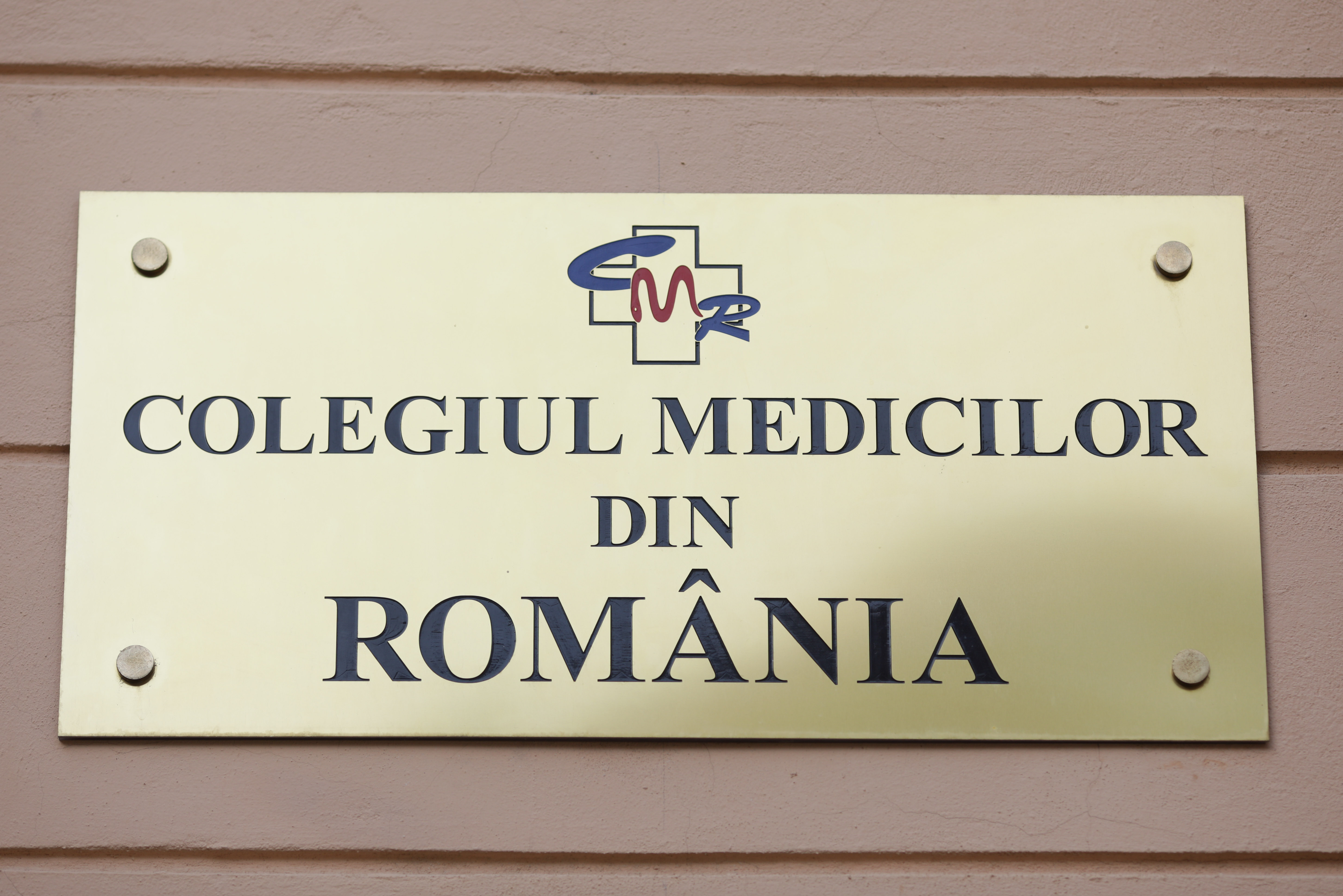 Colegiul Medicilor anunță acțiuni disciplinare după conferința conspiraționistă de la Brașov. Ce mesaje au fost promovate pe scenă
