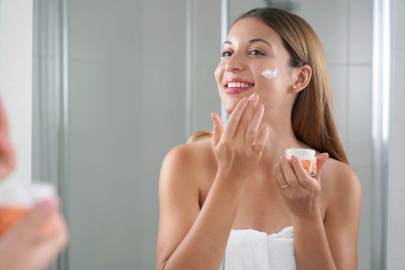 Skincare, crema de fata, femeie