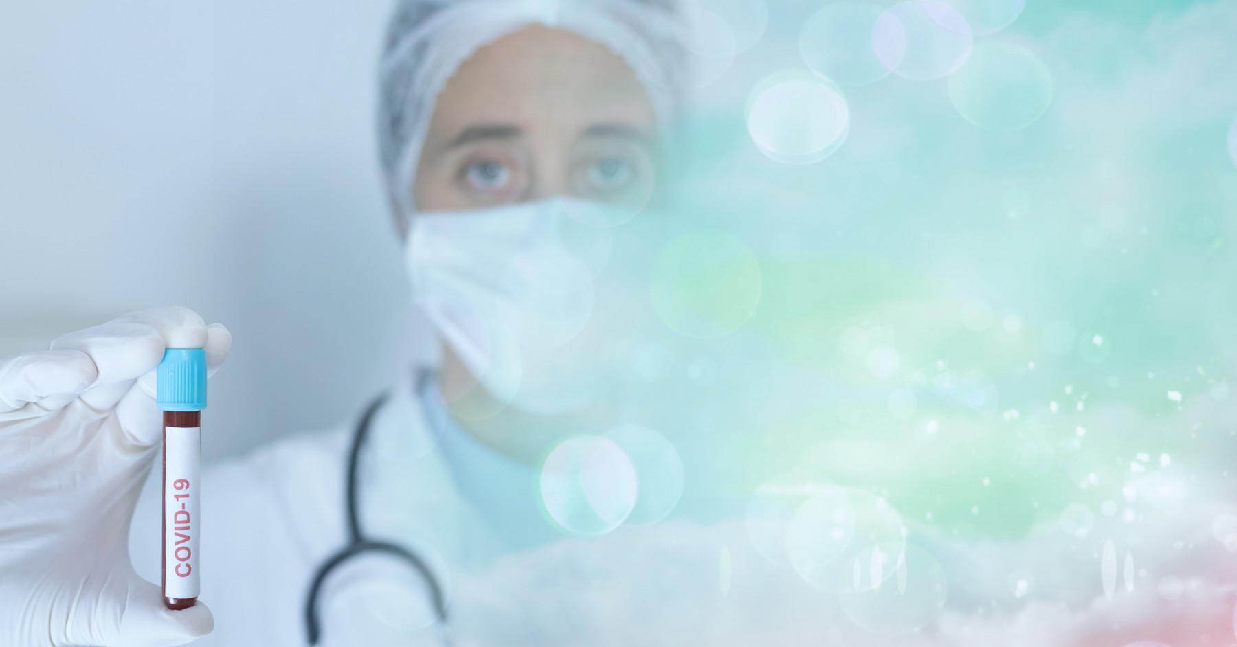 „Controlul maselor prin COVID”. Conferință conspiraționistă despre vaccin cu medici din România