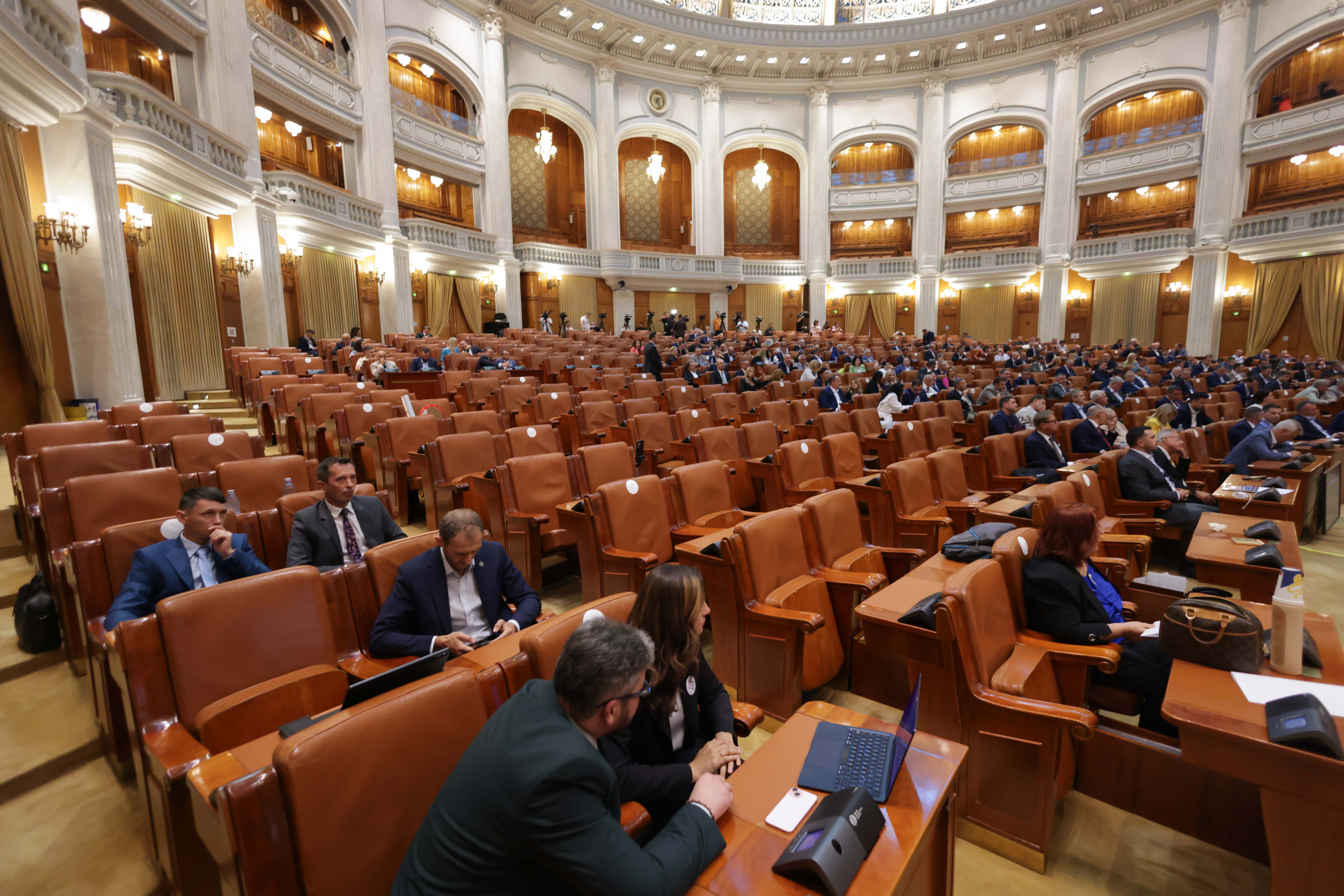 Primarii și consilierii locali cu ordine de protecție ar putea fi suspendați pe durata acestuia, propune un proiect depus la Parlament