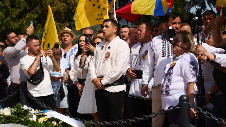 AUR, scandal la Țebea cu o zi înaintea moțiunilor de cenzură. Fotograful lui Simion s-a urcat peste mormântul lui Avram Iancu
