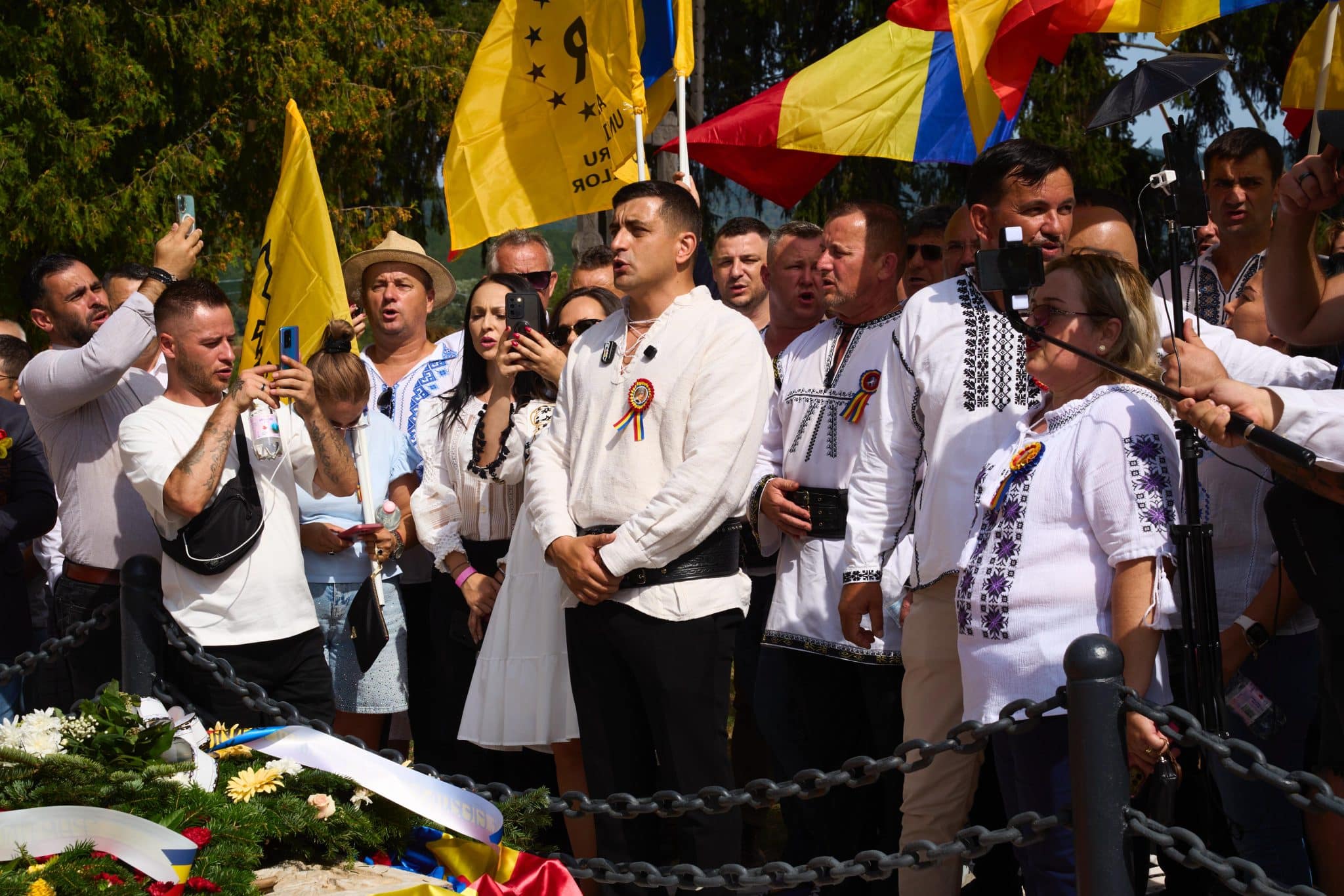 AUR, scandal la Țebea cu o zi înaintea moțiunilor de cenzură. Fotograful lui Simion s-a urcat peste mormântul lui Avram Iancu