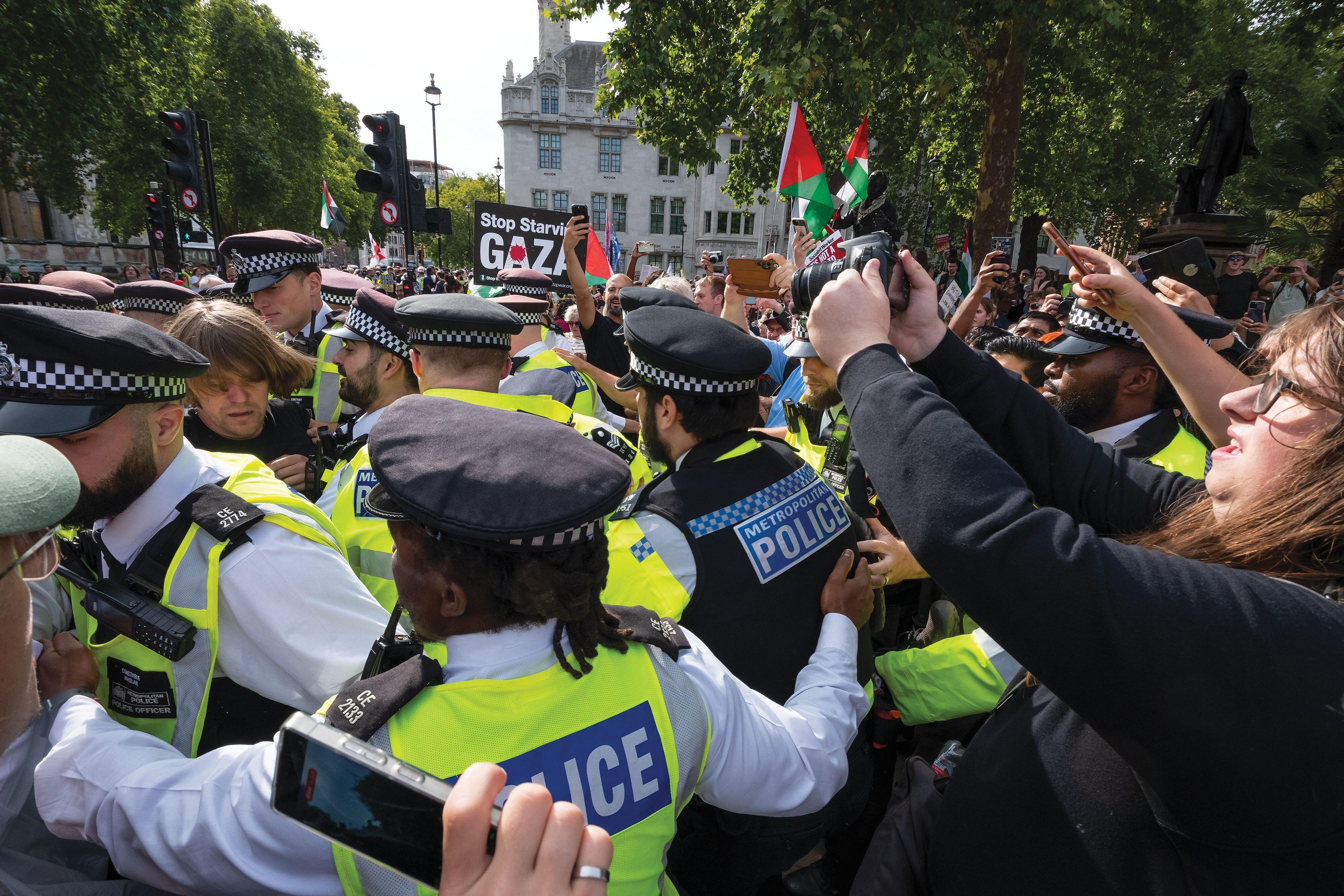 Violențe la manifestația pro-Palestina din capitala Marii Britanii: aproape 900 de oameni au fost arestați