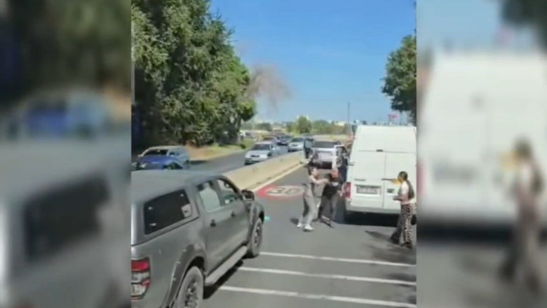 VIDEO  Scandal în trafic la intrarea în Constanța. Șoferi filmați în timp ce se bat în mijlocul drumului