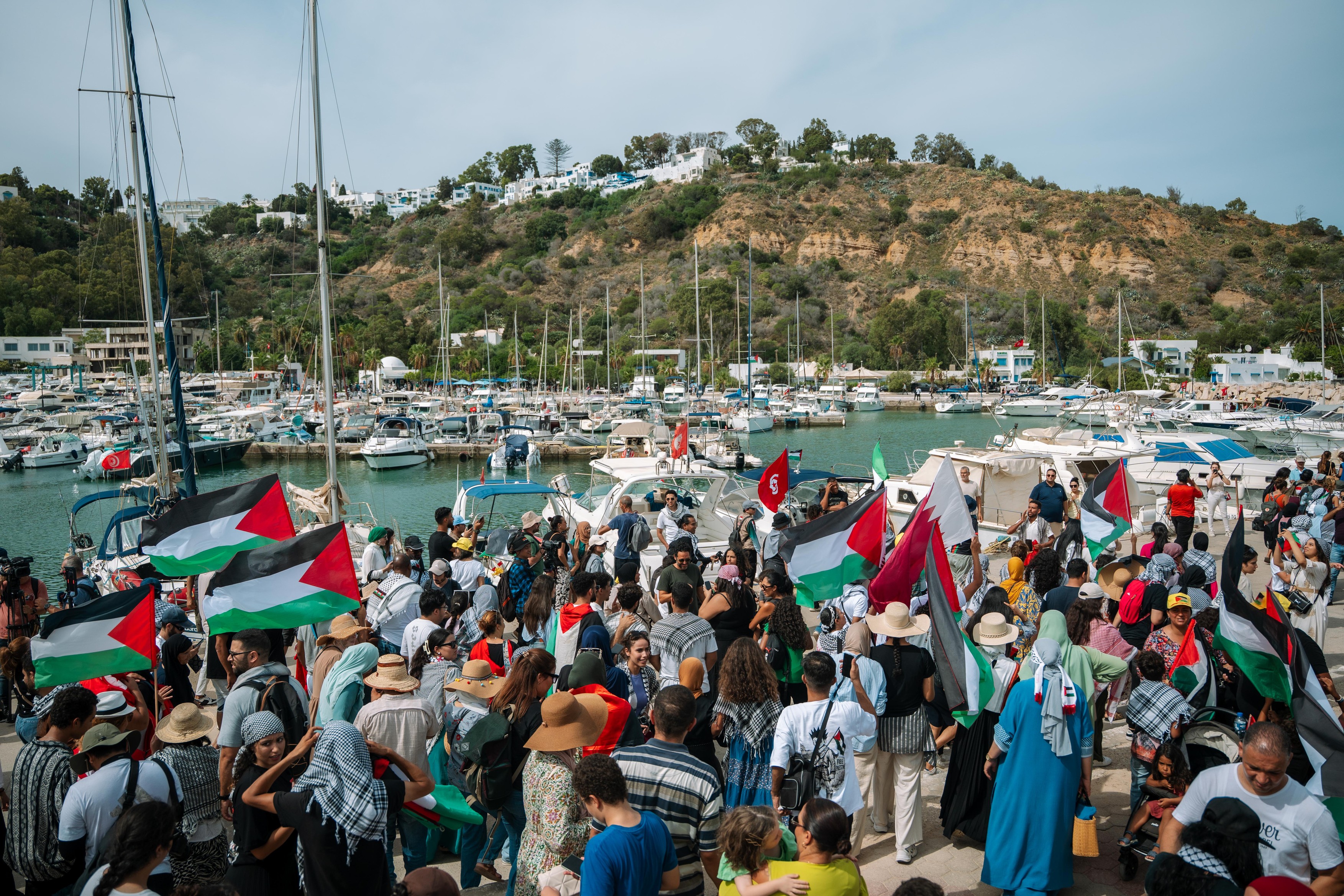 Greta Thunberg și cei 350 de activiști pro-palestinieni care vor să ducă ajutoare în Gaza au ajuns în Tunisia