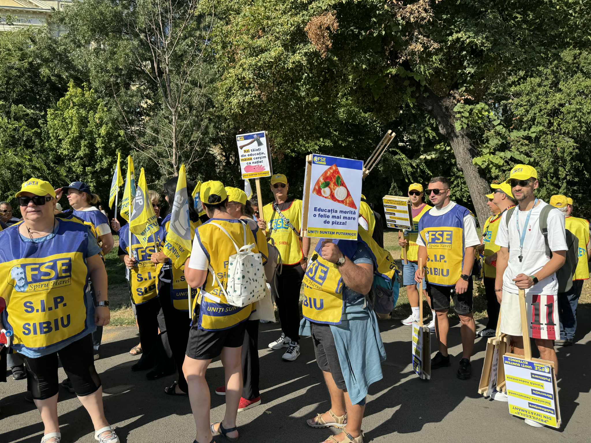 Haos în prima zi din noul an școlar: profesorii protestează în Piața Victoriei din Capitală. Au fost impuse restricții de trafic