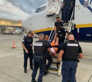 Un avion Ryanair către Spania a fost redirecționat după ce un bărbat beat a încercat să deschidă ușile în zbor. Ce s-a întâmplat