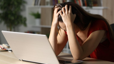 femeie trista, laptop