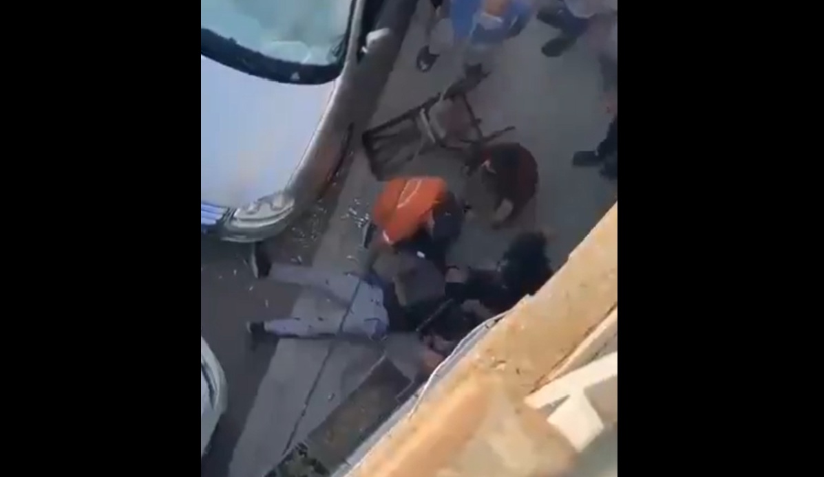 Doi polițiști au fost uciși în urma unui atac asupra unei secții de poliție din Izmir. Momentul în care atacatorul este prins