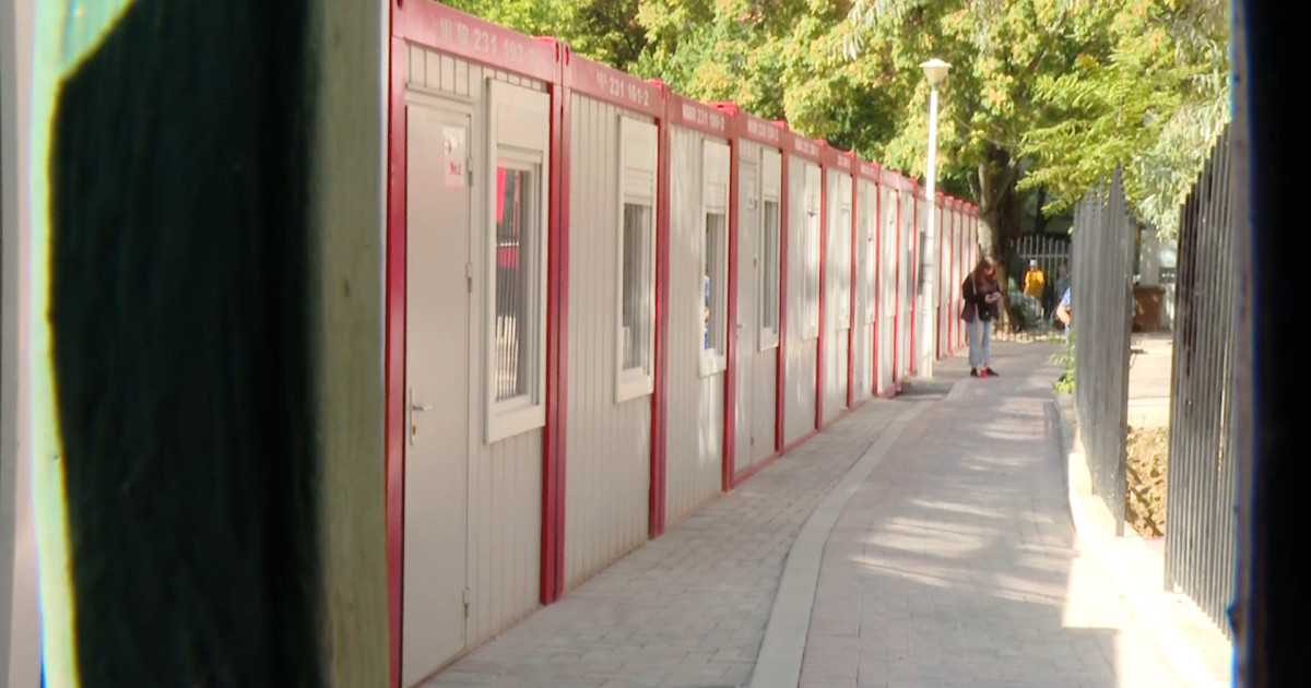 La cea mai mare școală din țară, elevii învață în containere