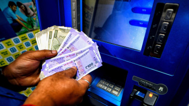 bani scoși de la un bancomat din India