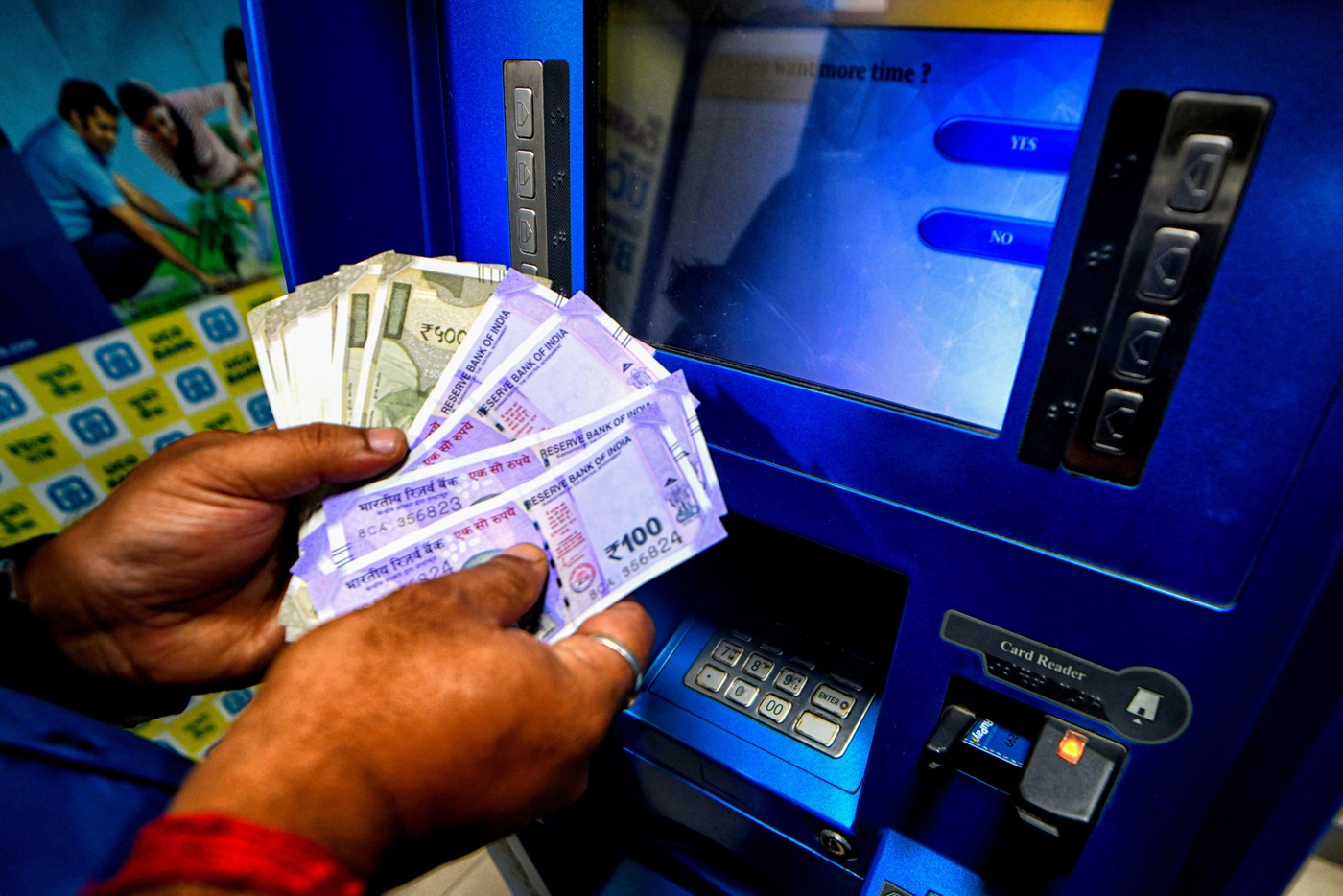 „Ești sub arest digital”: O femeie a pierdut peste o jumătate de milion de dolari într-o schemă facilitată de un director de bancă